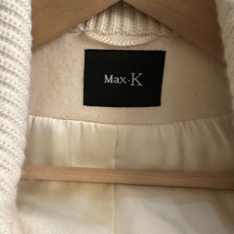 Kåpe hvit 70 % ull 10% cashmere merke Max-K