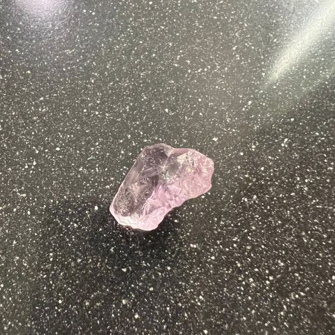 Lilla «krystall» sten