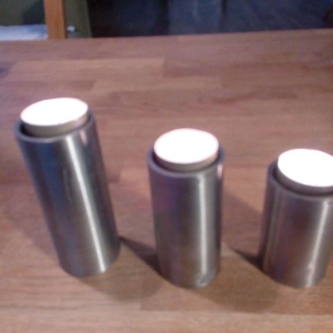 Tre retro telysholdere av metall. Selges samlet for kr. 150.-.