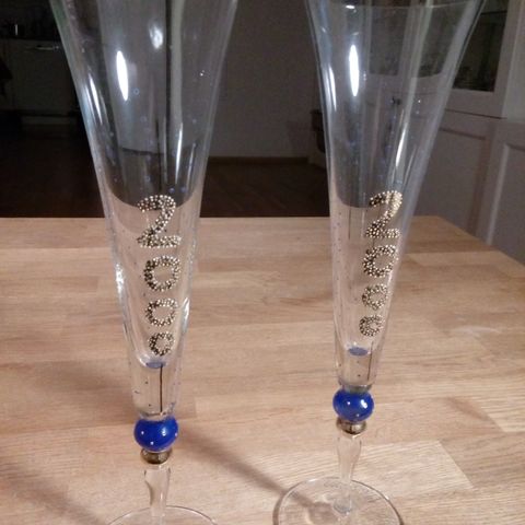 To munnblåste champagneglass: År 2000,  samlet pris kr. 250.-.