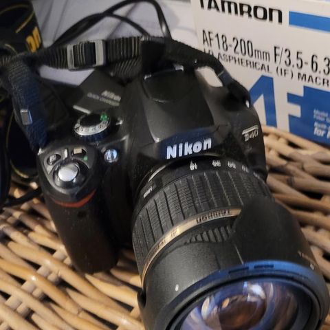 Lite brukt og pent Nikon D40 inkl. Flott foto sekk og nyere objektiv!!
