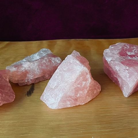 Fem fargesterke rosenkvarts steiner