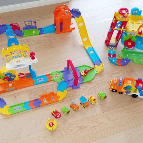 Vtech Toot-Toot Drivers bilbane, garasje, biltransporter samt 6 stk biler