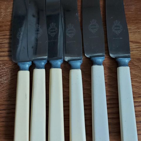 6 gamle kniver.