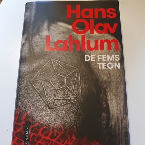 De fems tegn. Hans Olav Lahlum