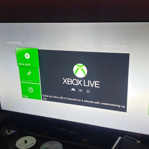 Svart Xbox 360 med 3 kontroller