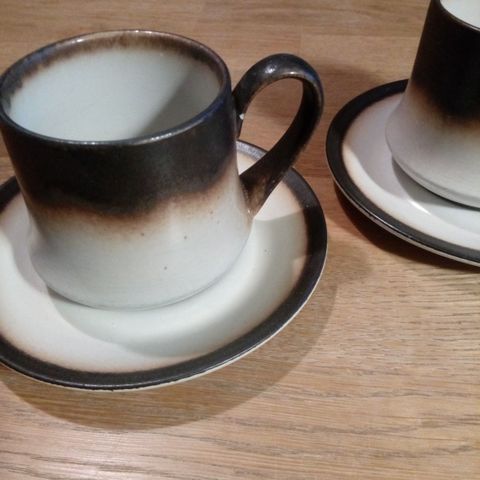 To tøffe kopper med tefat fra Italia selges samlet for kr. 100.-