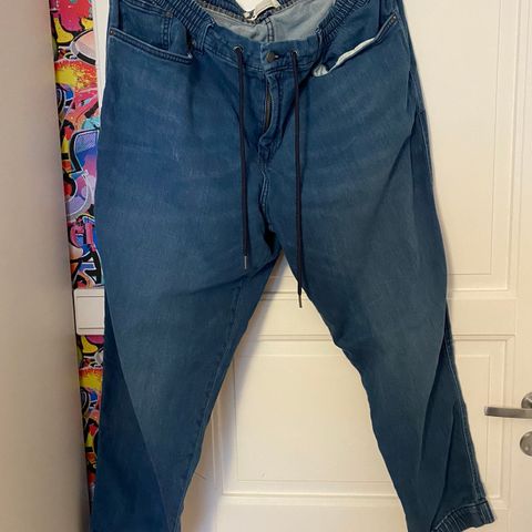 Myk denimbukse med snor i livet fra Dressmann str. 5XL