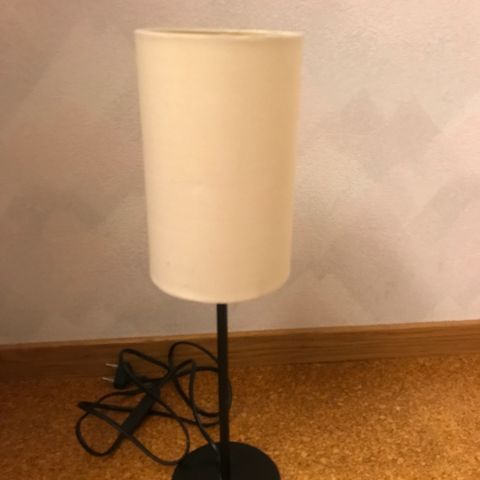 Grei liten lampe m/ skjerm. Ca. 42 cm. høy.