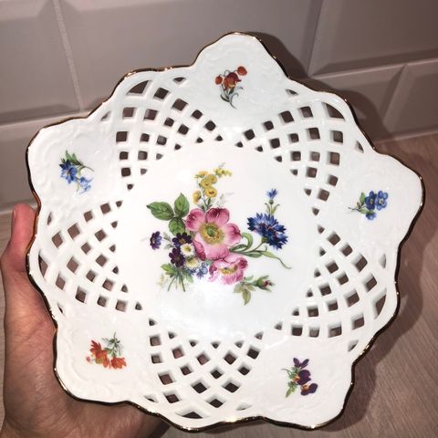 Porselen stettfat med blomstermønster og gullkant