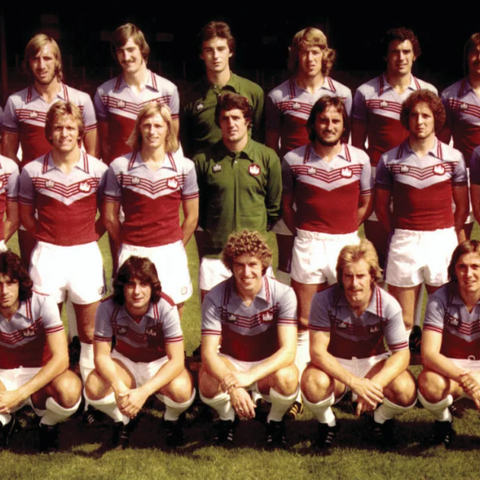 1976 - 13 Autentiske autografer av West Ham United Football Club.