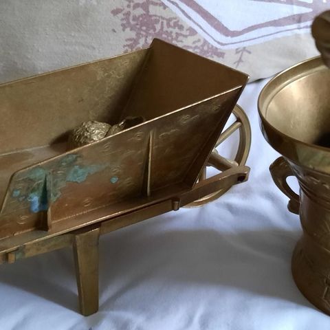 Vintage bronse trillebår og morter og tilhørere