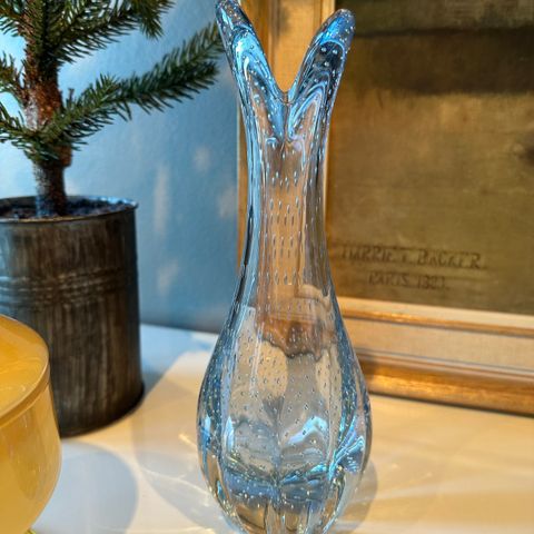 Magnor kunstglass vase i nydelig blå