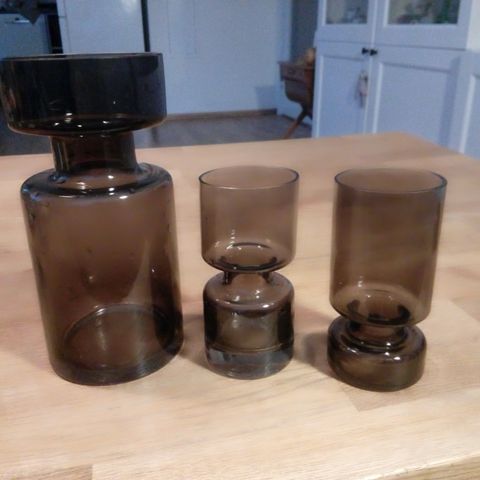 Tre stilige vaser selges samlet for kr. 250.-. Merke: "Ponpon Dehli".