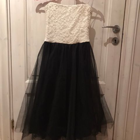 Vakker ball- og selskapskjole, 17-mai kjole, black and white