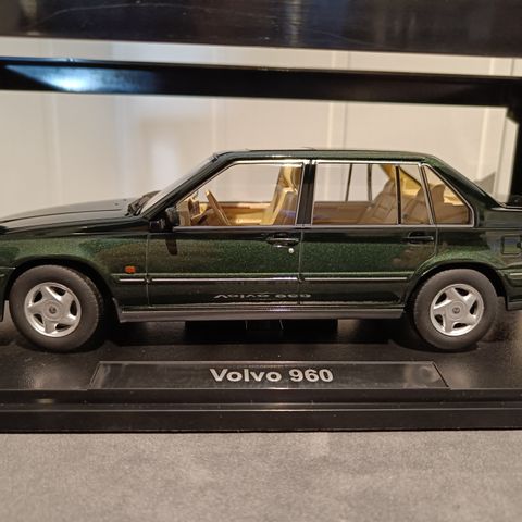 Volvo 960 Oliven grønn metallic 1996 modell Triple9 Skala 1:18