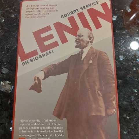 Lenin - en biografi av Robert Service