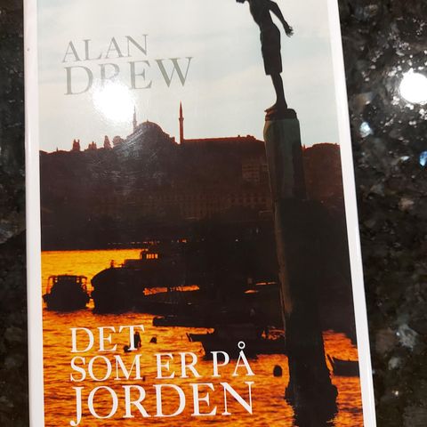 Det som er på jorden av Alan Drew