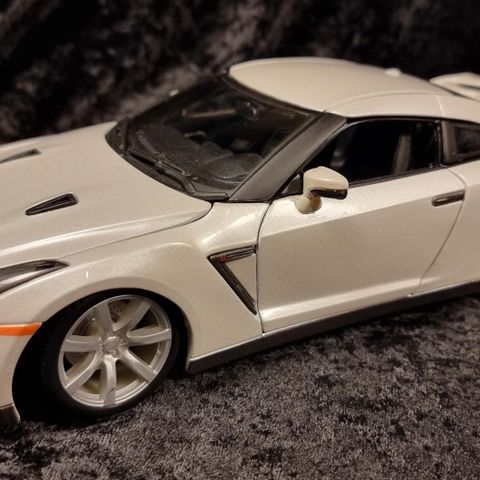 Nissan GT-R R35  1:18