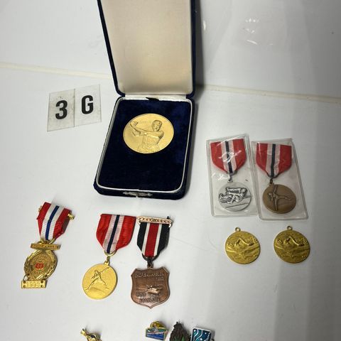 Medaljer og jakkemerker fra sjømann