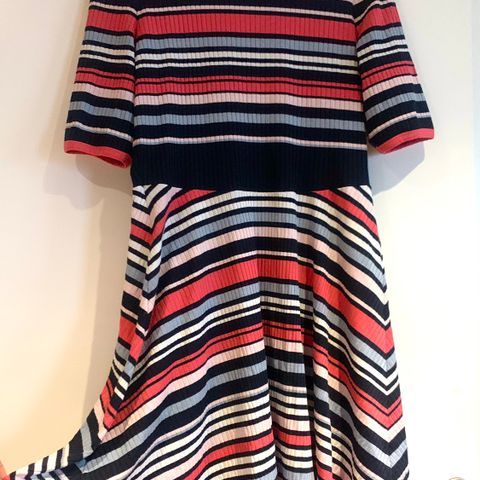 Super lekker fargerik kjole med striper