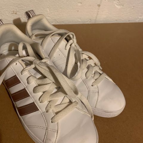 Adidas sneakers str 40, NY PRIS KR 200!!