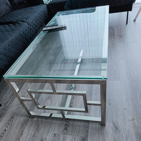 Lekker sofabord med glassplate