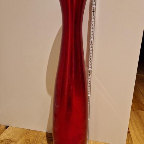 Rød smal høy vase