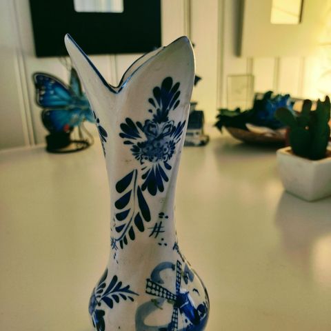 Uvanlig flott porselen vase..håndmalt hollandsk vintage . perfekt stand