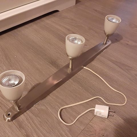 Lampe med 3 spotter. Selges høystbydende