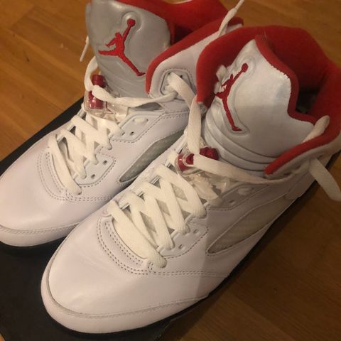 Nye Nike Jordan 5 Retro,  Fire Red. Str. 8/ 41
