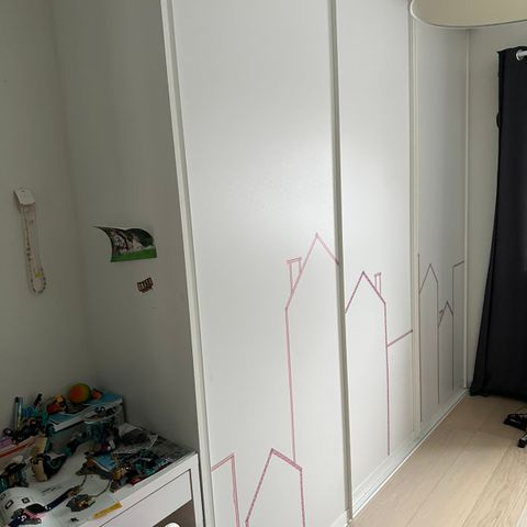 Skyvedørsgarderobe med hyller