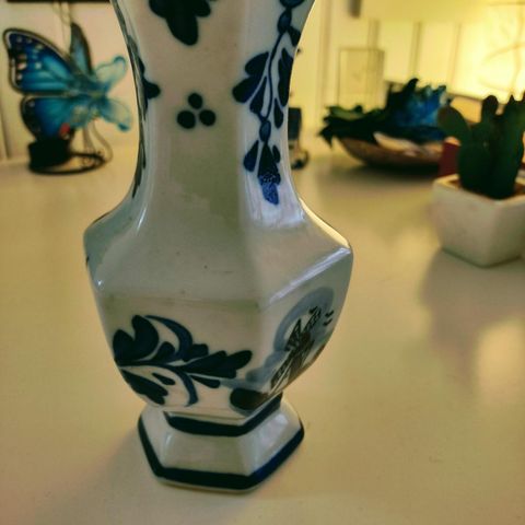 Vakker femkantet vintage porselen vase..i perfekt stand