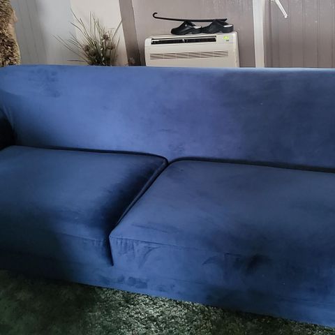 Sofa i blå velur.