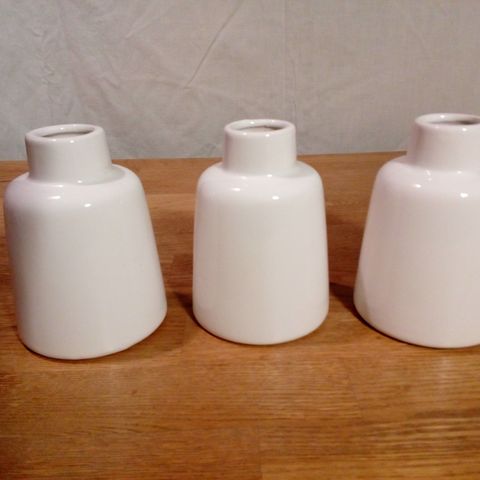 Tre hvite vaser selges samlet for kr. 150.-.
