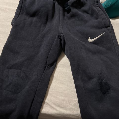 Joggebukse fra Nike. Sort 98/104