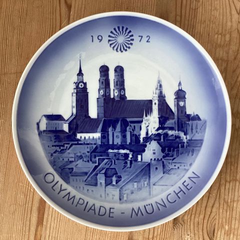 1 meget flott og stor PLATTE 20,5 cm i porselen «OLYMPIADE MÜNCHEN» 1972.