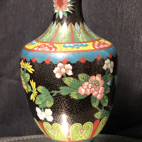Trolig bronse vase/urne med vakker emalje. Cloisonn’e  Trolig Kina/kinesisk