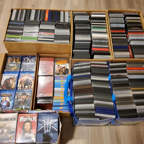 SELGES KUN SAMLET 850 DVDer + 79 DVDer i mapper og 97 Blu-ray filmer.