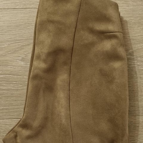 Ny kul beige bukse med semsket skinn look fra Zara str M til salgs