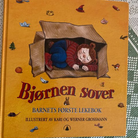 Bjørnen sover.  Barnets første lekebok.  Ull av Kari Grossmann