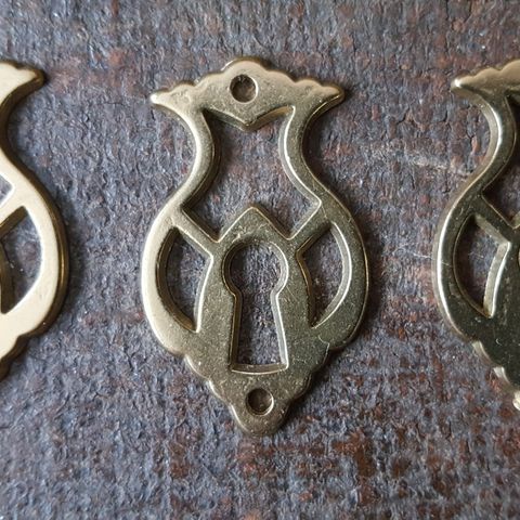 Tre gamle nøkkel-skilt i messing Samlet for 100,- . trnd