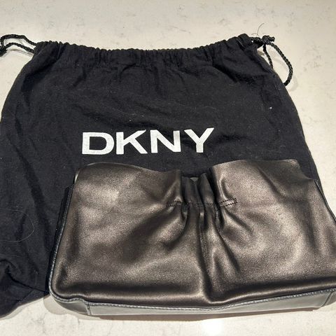 Veske (clutch) i skinn fra DKNY