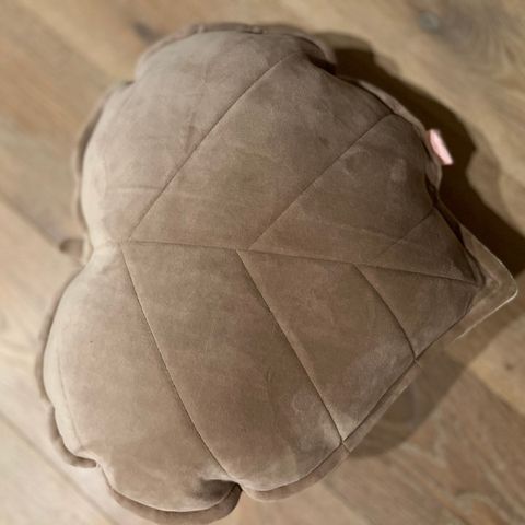 Pynte pute for baby seng i beige fra Vidasbabynest