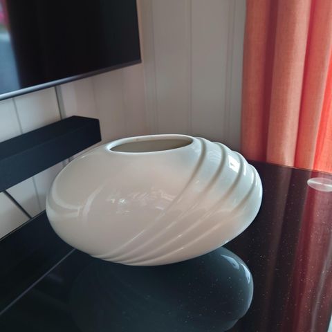 Flott hvit porselen vase selges billig