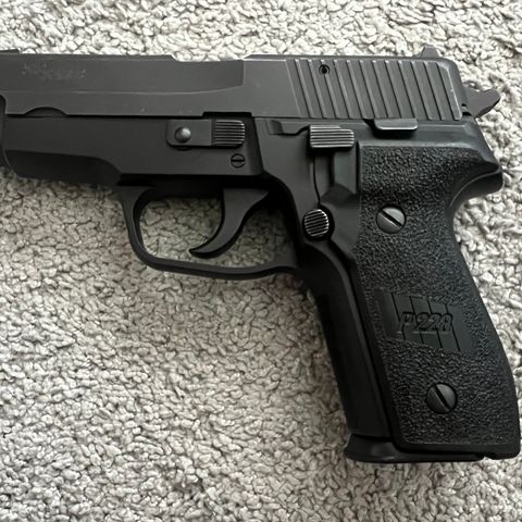 SIG SAUER P228.  9x19mm.