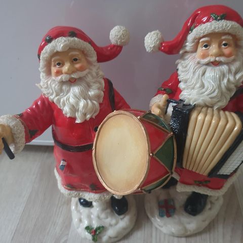 Nisse figur med instrument. Julepynt ønskes i Oslo