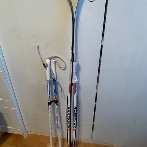 Ski Rossignol med skistaver uten bindinger.