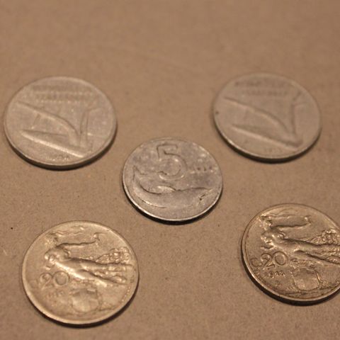 Liten lot pene assorterte Italienske mynter fra 1910 til 1955