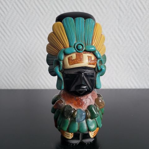 Obsidian Mayan Figure med semiprecious  stein